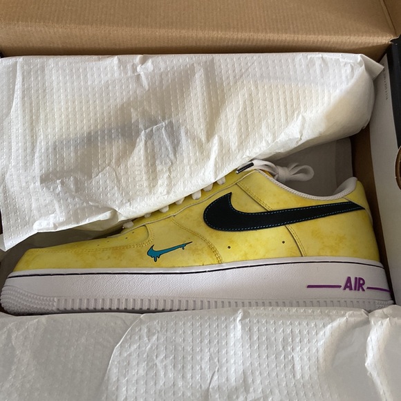 NIKE AIR FORCE 1 ‘07 LV8 3. LOVE, PEACE & BASKETBALL - Picture 3 of 7